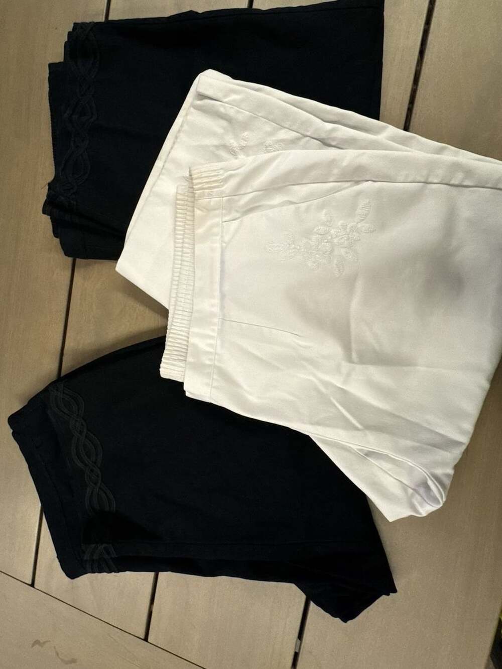 Alfred Dunner 3 Women's Casual Pull-On Capri 2 Black w/ Hem Details & 1 White Em